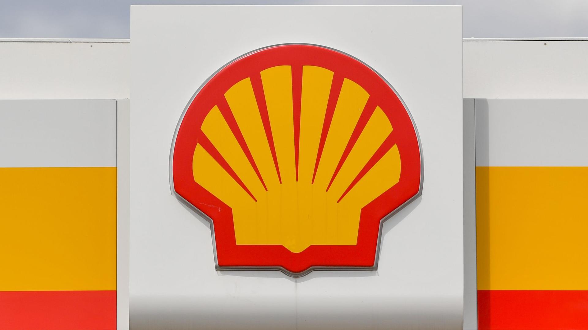Der Öl- und Erdgaskonzern Shell hat eine historische Schlappe erlitten und muss nach einem Gerichtsurteil seine Kohlendioxid-Emissionen drastisch senken.