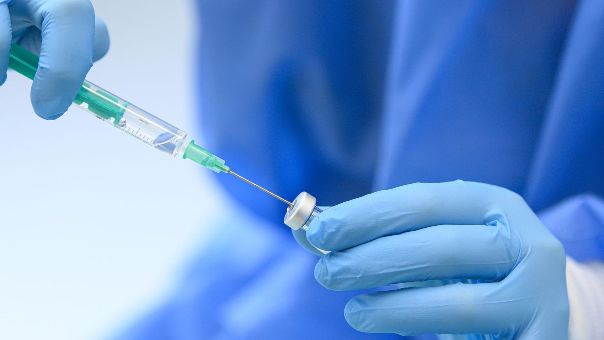 Eine medizinische Mitarbeiterin bereitet den Wirkstoff Comirnaty von Biontech/Pfizer für eine Impfung gegen das Coronavirus vor.