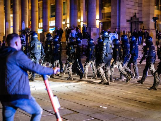 In der Nacht zum Sonntag gab es rund um den Schlossplatz in Stuttgart Auseinandersetzungen zwischen Jugendlichen und der Polizei.