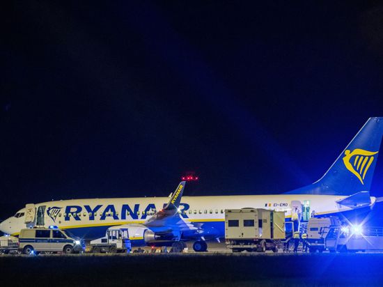 Ryanair zufolge wurde die Crew von der deutschen Luftsicherheitskontrolle über eine mögliche Sicherheitsbedrohung an Bord der Maschine informiert.