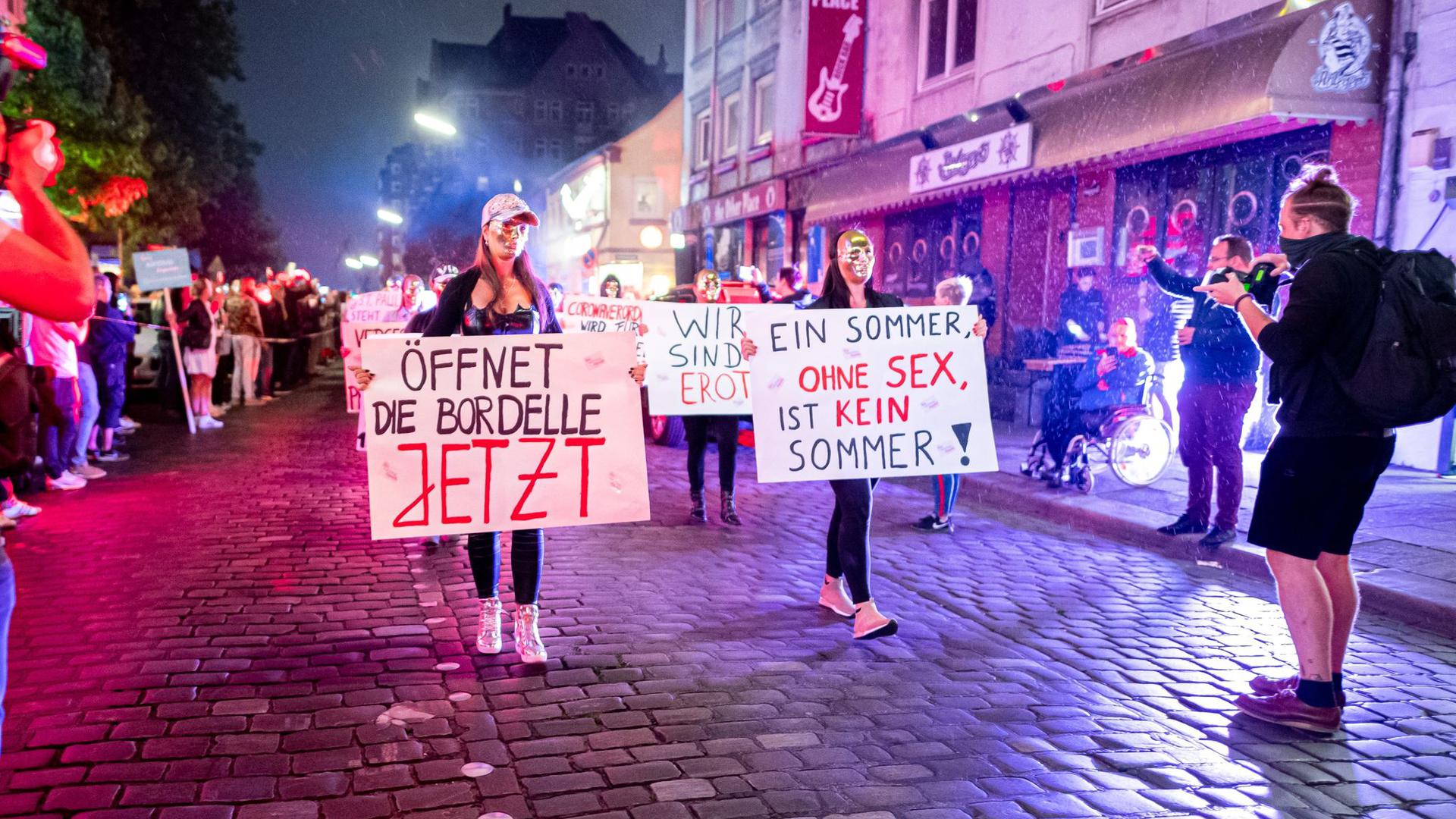 Sexarbeiterinnen demonstrieren auf dem Hamburger Kiez gegen ein coronabedingtes Arbeitsverbot im Rotlichtsektor (Archiv).