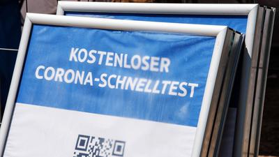 Ein Schild mit der Aufschrift „Kostenloser Corona-Schnelltest“ steht vor einem Testzentrum in München. Die Sieben-Tage-Inzidenz in Deutschland ist laut RKI den zweiten Tag in Folge gestiegen.