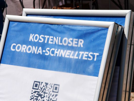 Ein Schild mit der Aufschrift „Kostenloser Corona-Schnelltest“ steht vor einem Testzentrum in München. Die Sieben-Tage-Inzidenz in Deutschland ist laut RKI den zweiten Tag in Folge gestiegen.