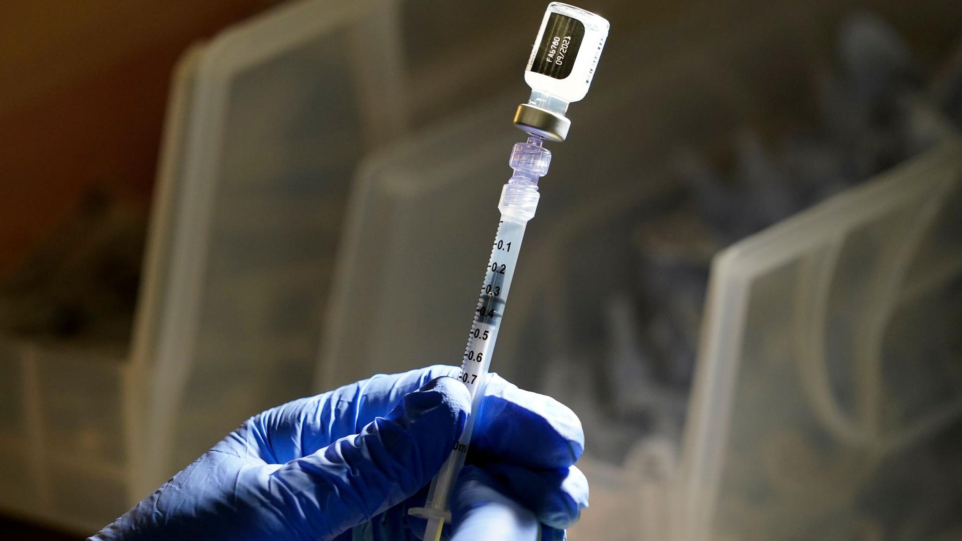 Eine Dosis des Biontech/Pfizer-Impfstoffs wird vorbereitet.