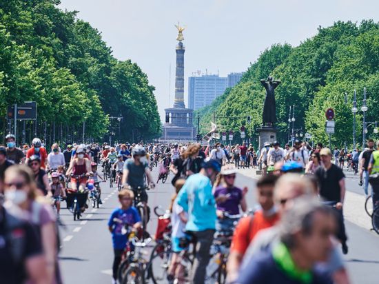 Zahlreiche Radfahrer sind auf der Straße des 17. Juni vor dem Brandenburger Tor unterwegs.