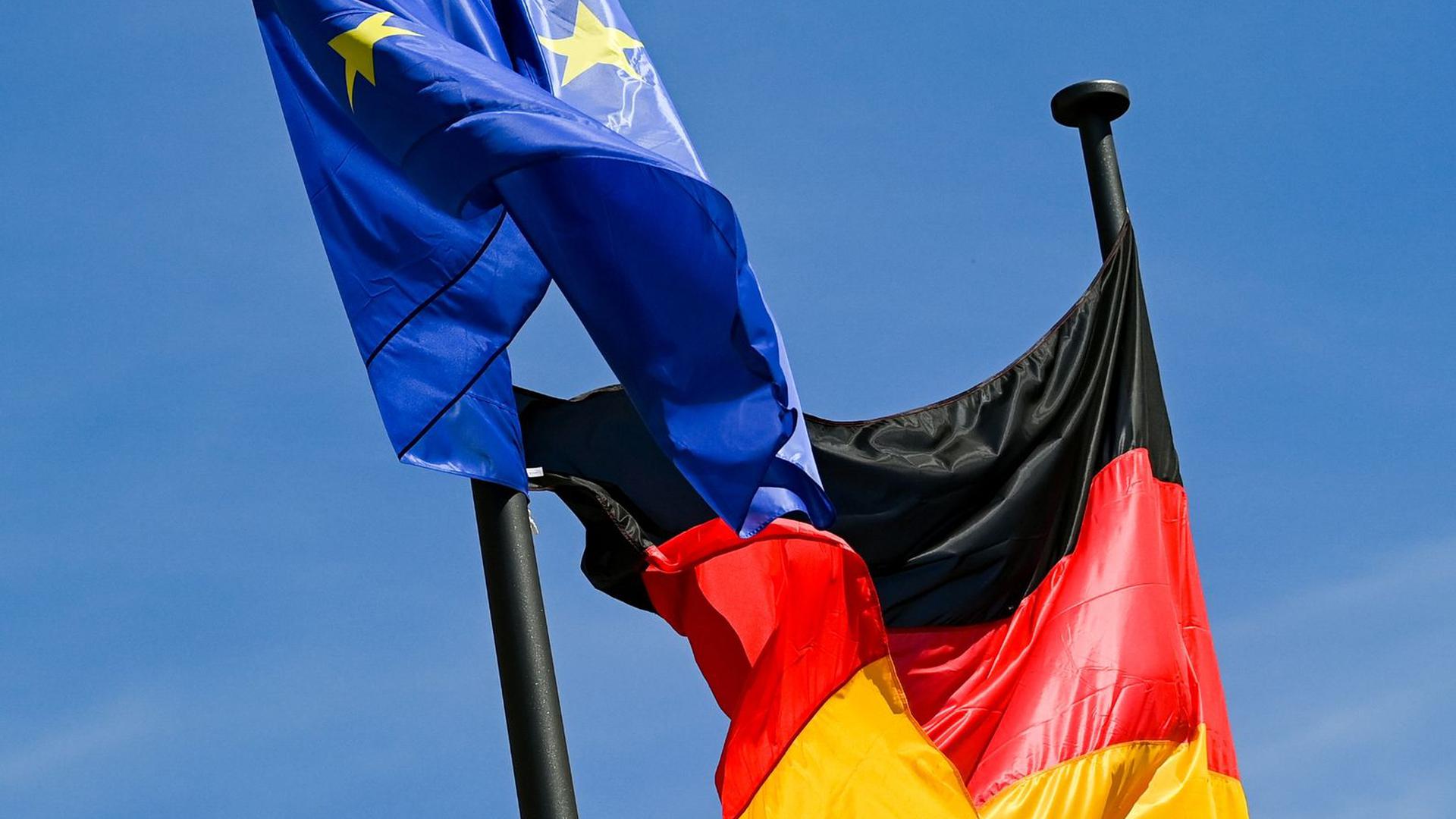 Die Flagge der Bundesrepublik Deutschland und die Europaflagge.