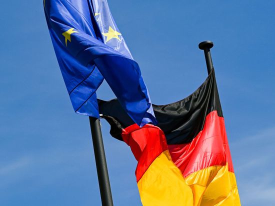 Die Flagge der Bundesrepublik Deutschland und die Europaflagge.