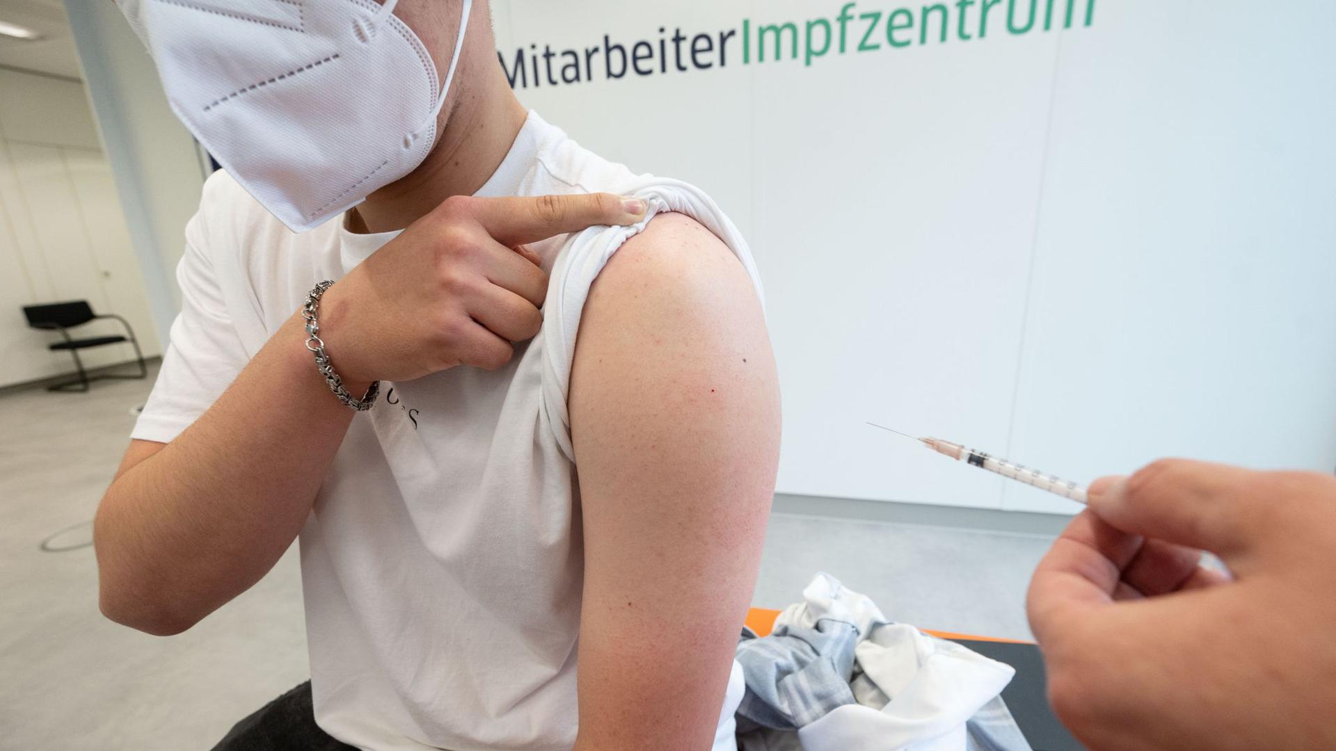Ein Mann wird mit dem Corona-Impfstoff von Biontech/Pfizer geimpft. 