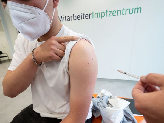 Ein Mann wird mit dem Corona-Impfstoff von Biontech/Pfizer geimpft. Der Virologe Christian Drosten hat vor Rückschlägen für die Corona-Impfkampagne über den Sommer in Deutschland gewarnt.