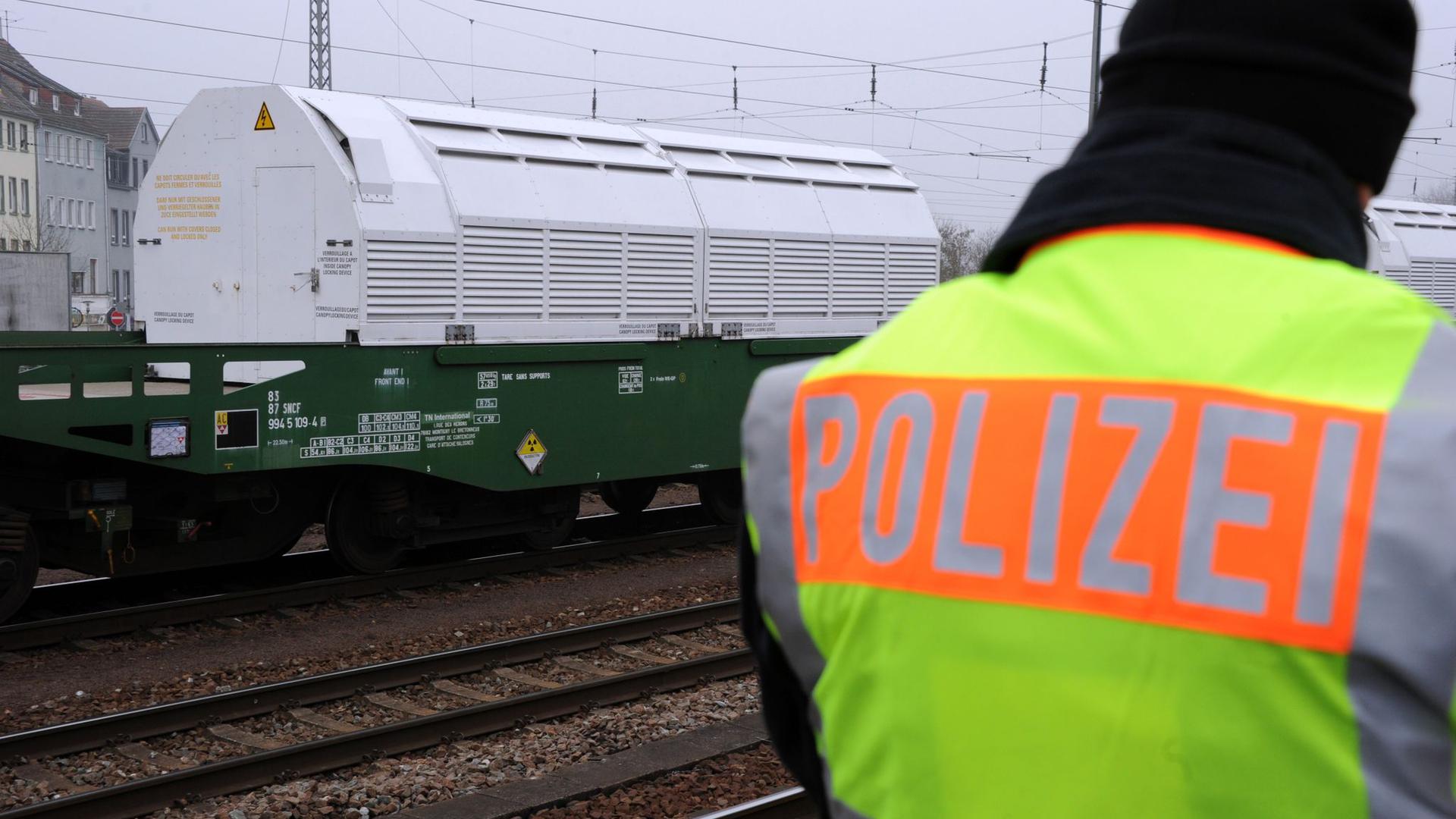 Transport von Castor-Behältern in Begleitung der Polizei.