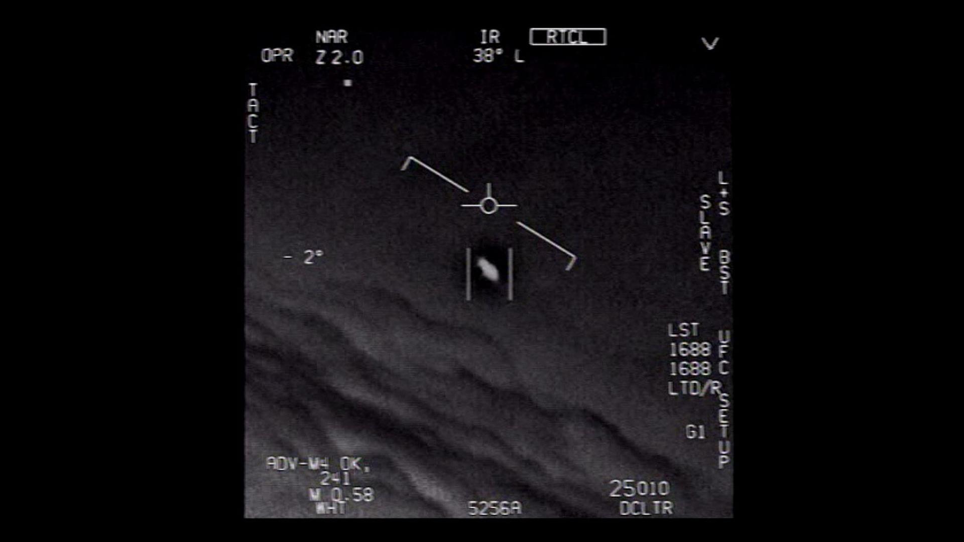 Das Standbild eines vom US-Verteidigungsministerium veröffentlichten Videos zeigt ein unidentifiziertes Flugobjekt, das von Piloten der US-Marine gesichtet wurde.