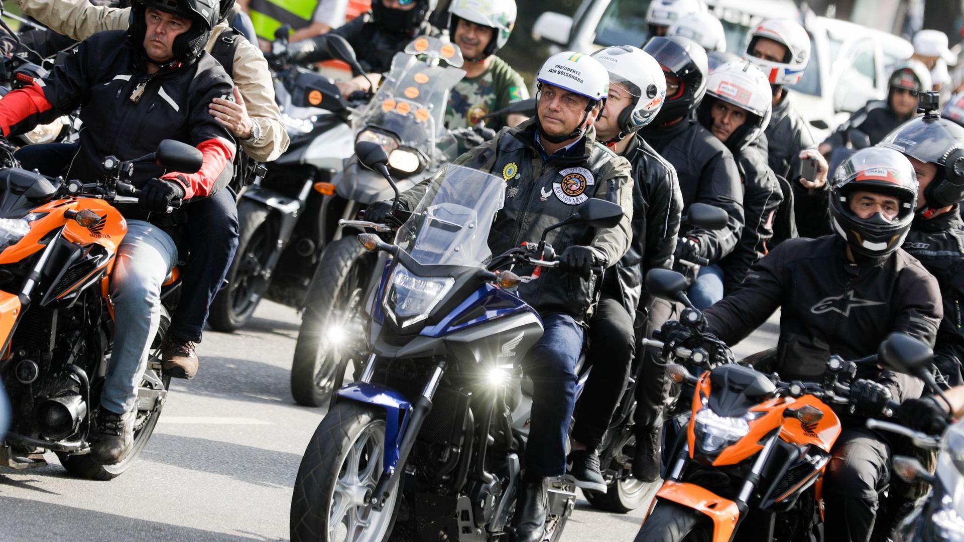 Bolsonaro in der Karawane von Motorradfahrern auf ihrem Weg durch Sao Paulo. Erst vor drei Wochen hatte Bolsonaro ohne Mund-Nasen-Schutz an einer Motorradrundfahrt durch die Millionenmetropole Rio de Janeiro teilgenommen und eine Rede vor seinen Anhängern gehalten.