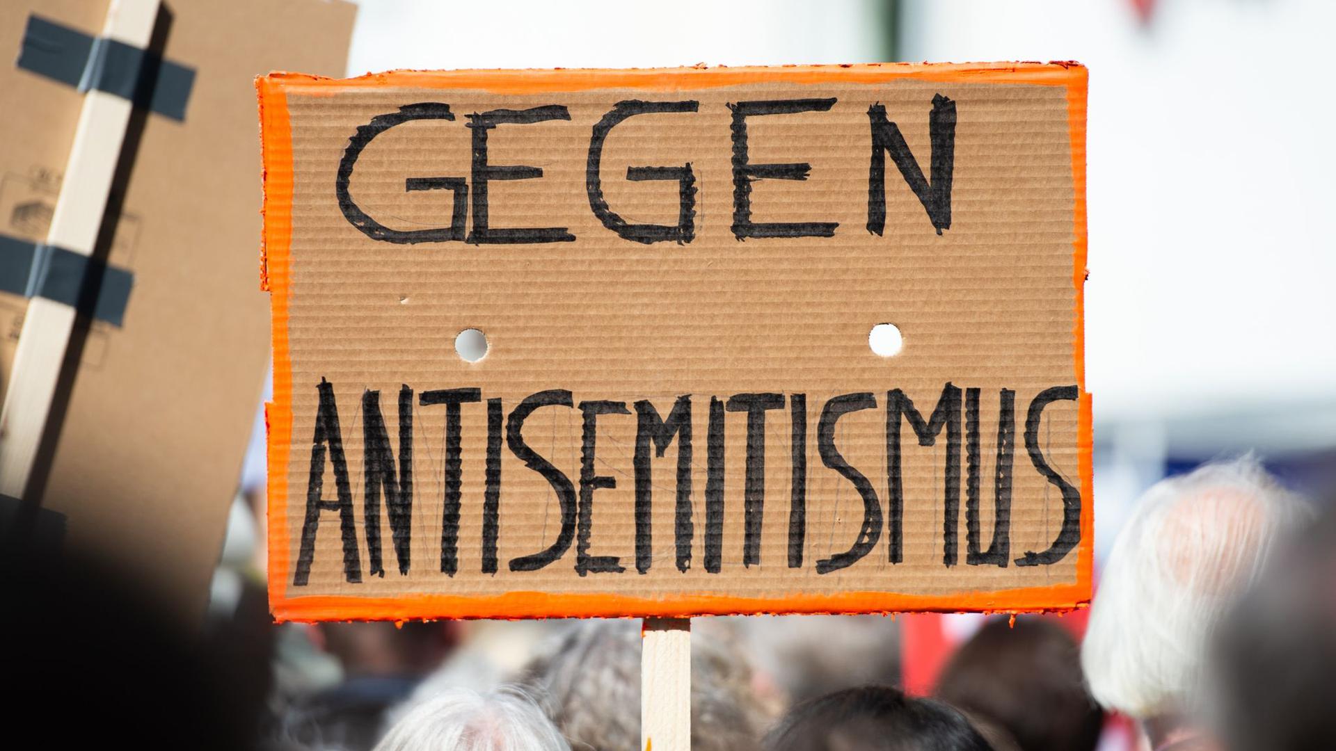 Bei einer Demo wird ein Schild gegen Antisemitismus in die Höhe gehalten. Die Erfassung antisemitischer Straftaten soll verbessert werden.
