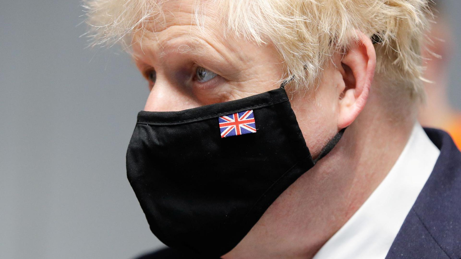 Premier Boris Johnson trägt einen Mund-Nasen-Schutz mit dem Union Jack.