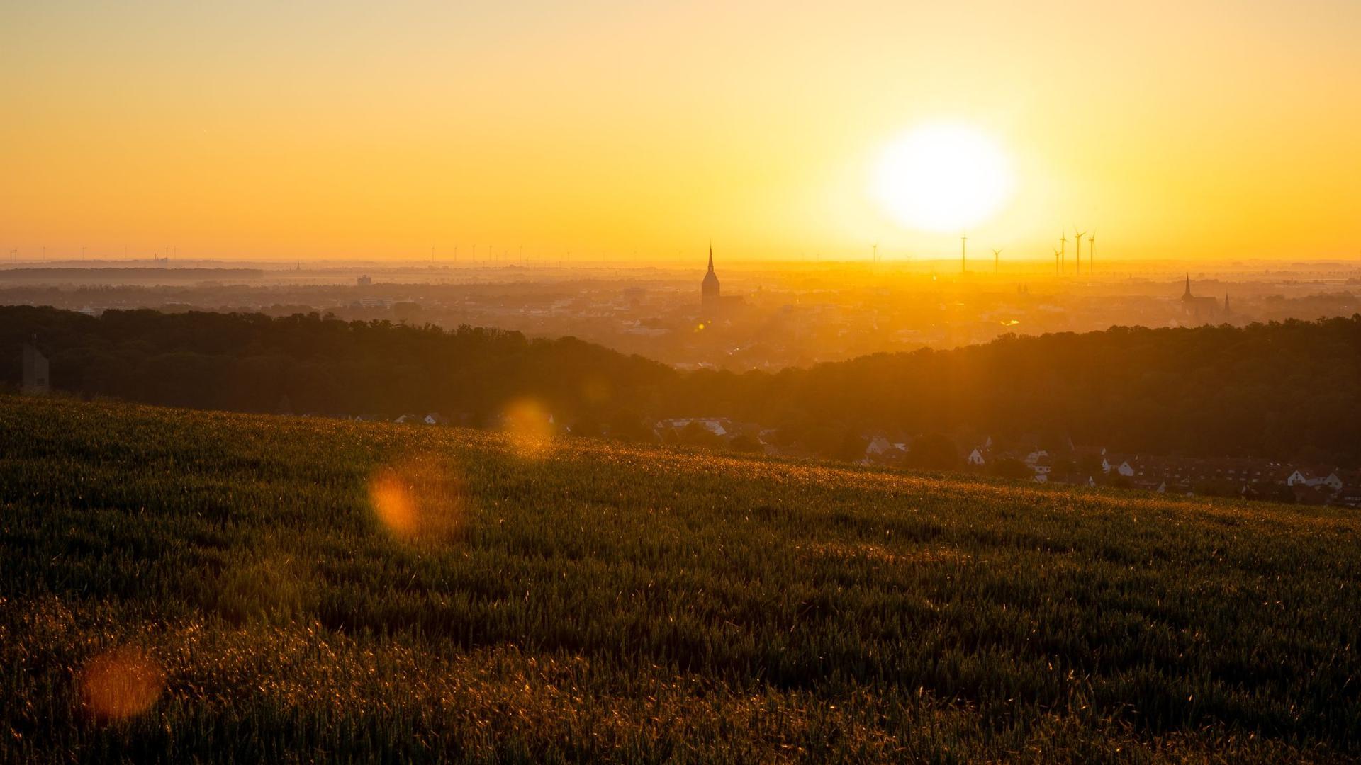 Sonnenaufgang bei Hildesheim in Niedersachsen.