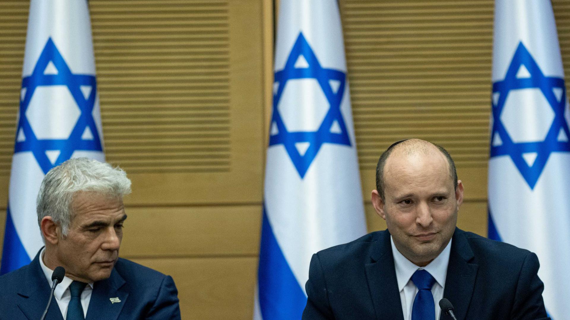 Naftali Bennett (r) und Jair Lapid während der ersten Kabinettssitzung der neuen Regierung.