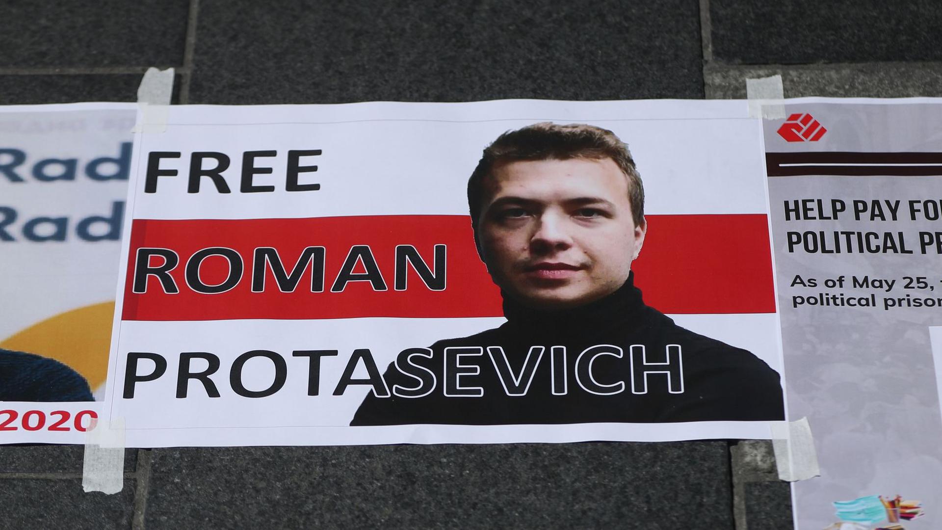 Ein Schild mit einem Porträt des verhafteten belarussischen Journalisten Protassewitsch und der Aufschrift „Befreit Roman Protassewitsch“.