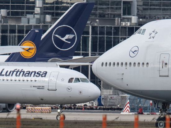 Eine Boeing 747 (r) und ein Airbus A-321 (l) der Lufthansa auf dem Frankfurter Flughafen. Teil des Kompromisses ist, dass alle von der WTO genehmigten Strafzölle der USA und der EU für fünf Jahre ausgesetzt werden.