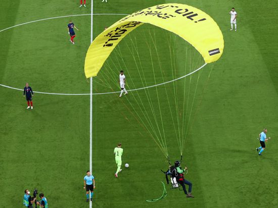 Ein Greenpeace-Aktivist landet auf dem Spielfeld.