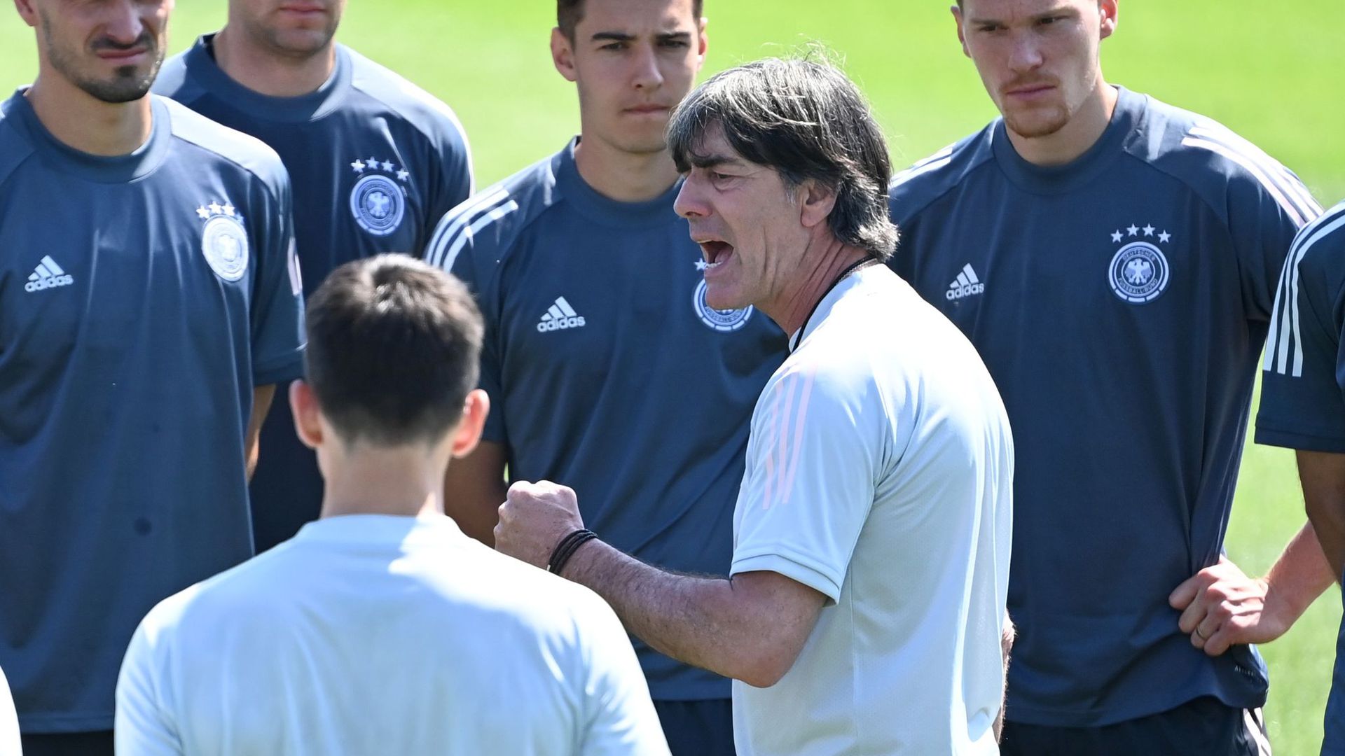 Bundestrainer Joachim Löw (2.v.r.) machte das DFB-Team heiß auf das zweite EM-Spiel.