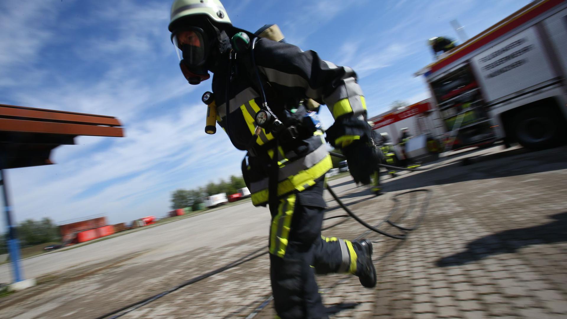Ein Feuerwehrmann in Atemschutz während einer Einsatz-Übung am Flughafen München.