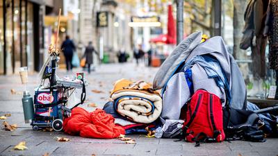 Geht es nach der EU-Kommission, soll schon bald niemand in der EU mehr auf der Straße schlafen müssen. Hier liegen die Habseligkeiten eines Obdachlosen in der Innenstadt von Hannover.