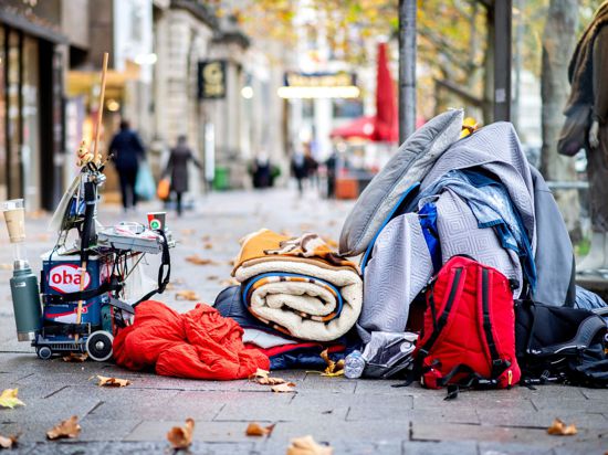 Geht es nach der EU-Kommission, soll schon bald niemand in der EU mehr auf der Straße schlafen müssen. Hier liegen die Habseligkeiten eines Obdachlosen in der Innenstadt von Hannover.