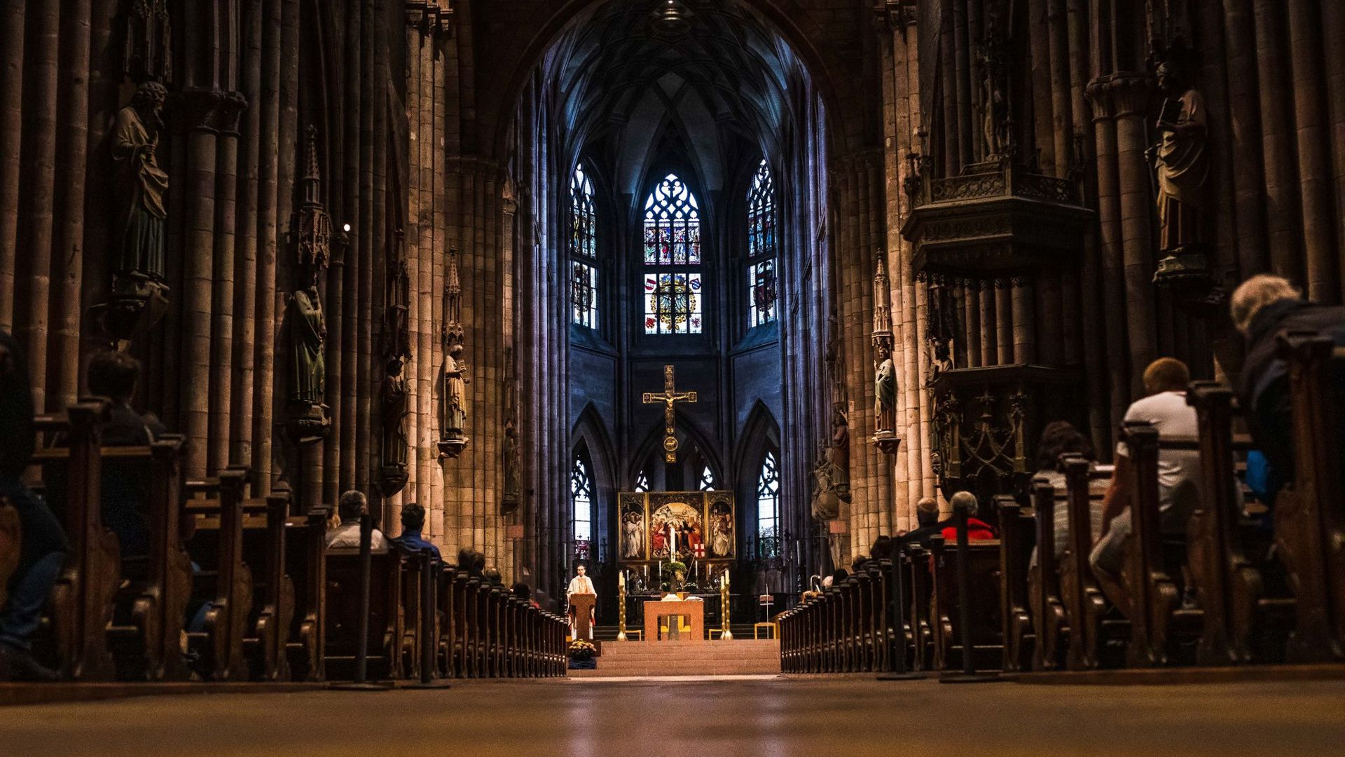 Gottesdienst in einer katholischen Kirche. Unter anderem in Köln gibt es seit Monaten eine Welle von Kirchenaustritten. (Symbolbild)