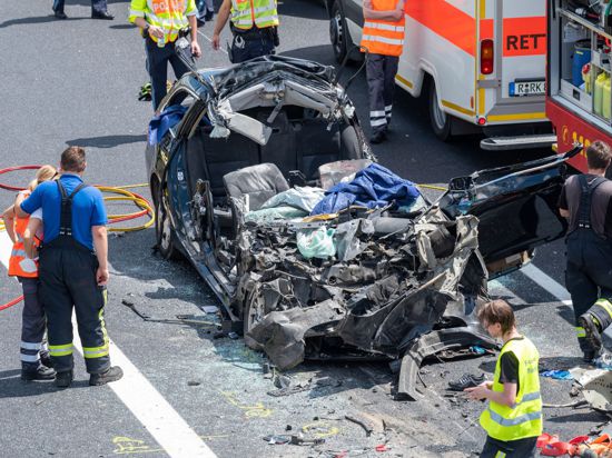 Rettungskräfte sind auf der Autobahn A3 nach einem Unfall mit mehreren Toten im Einsatz.