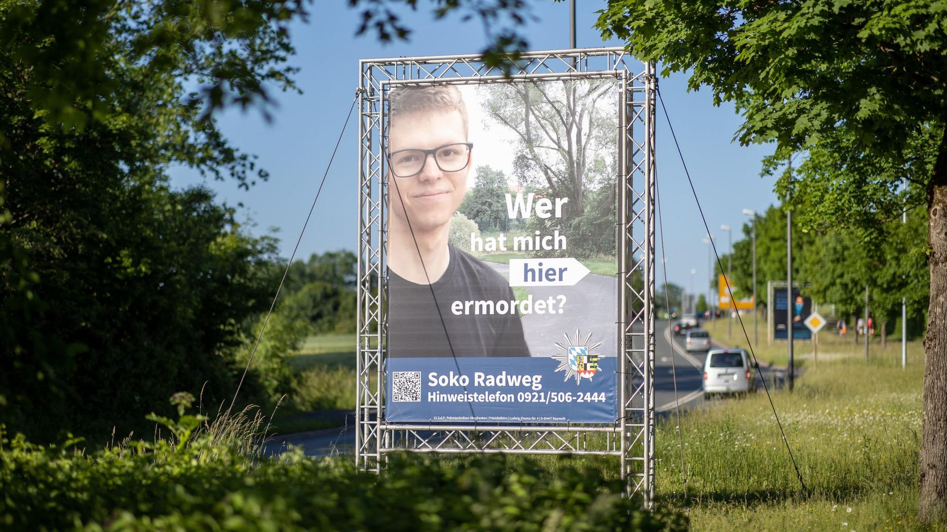 Auch eine Ausstrahlung in der ZDF-Sendung „Aktenzeichen XY... ungelöst“ brachte keine Erkenntnisse: Jetzt sollen Plakate helfen, den Mord an einem 24-Jährigen aus Bayreuth aufzuklären.
