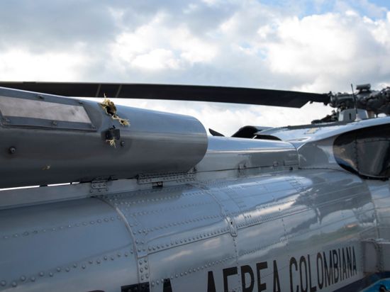 Der Blackhawk-Hubschrauber des kolumbianischen Präsident Ivan Duque hat mindestens sechs Treffer abbekommen.