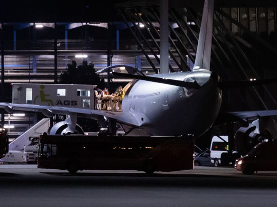 Der zweite Flieger mit verletzten Soldaten ist in der Nacht am Stuttgarter Flughafen angekommen.