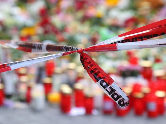 Mit Blumen und Kerzen wird in Würzburg der Opfer gedacht.