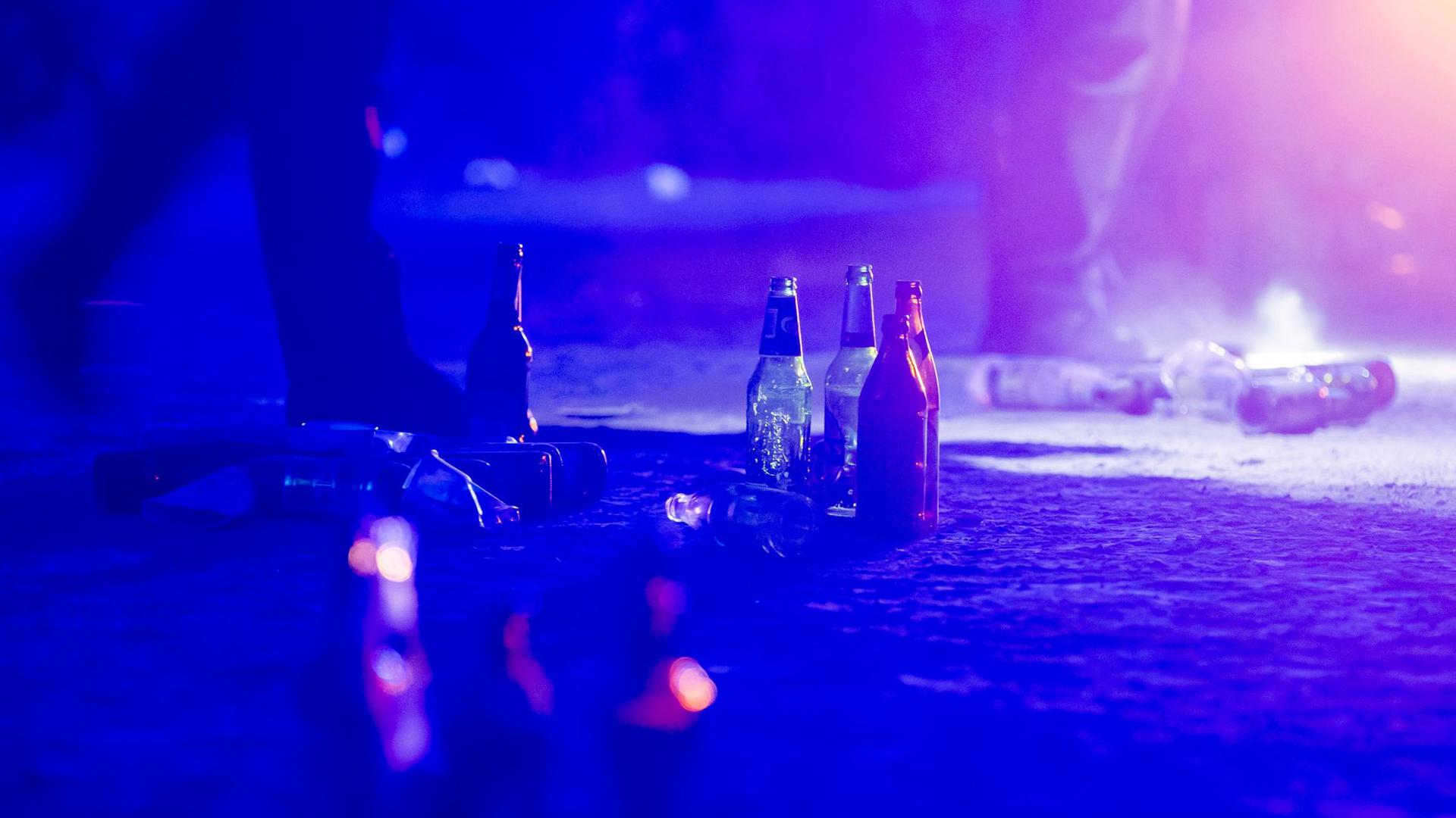 Flaschen liegen im Volkspark Hasenheide auf dem Boden, nachdem die Polizei im Sommer 2020 eine Menschenansammlung aufgelöst hat.