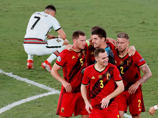 Belgien jubelt und feiert Torschützen Thorgan Hazard (M) - Titelverteidiger Portugal mit Superstar Cristiano Ronaldo ist raus.