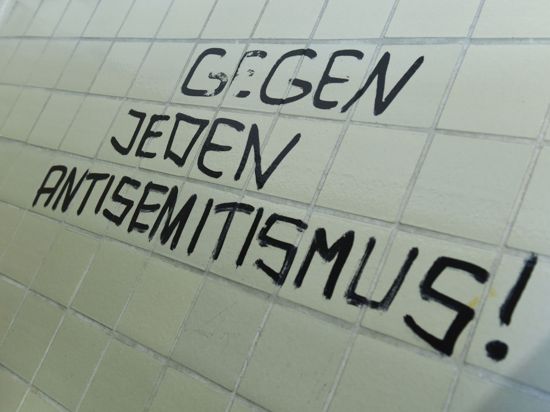 Der Spruch „Gegen jeden Antisemitismus!“ prangt an einer Wand.