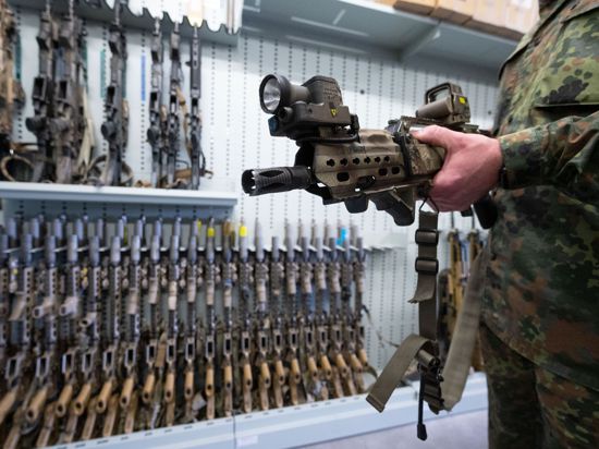 Ein spezielles Modell des G36-Sturmgewehrs von Heckler & Koch zeigt ein Soldat der Bundeswehr  in einer Waffenkammer. Im Streit um einen Großauftrag gerät das Beschaffungsamt der Bundeswehr ins Visier von Kritikern.