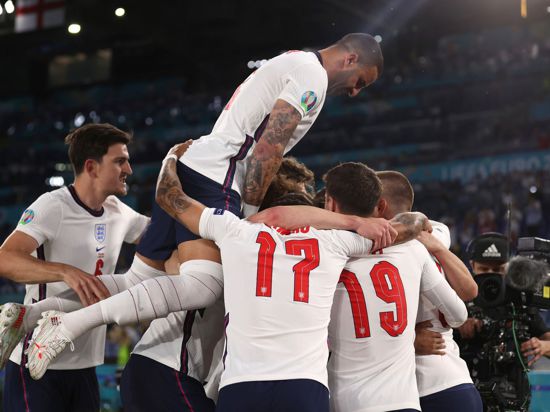 Englands Spieler bejubeln den Erfolg im Viertelfinale.