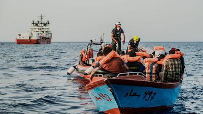 Helfer von der „Ocean Viking“ nähern sich einem kleinen Boot. Die Seenotretter der privaten Organisation SOS Méditerranée haben bei mehreren Einsätzen Dutzende Bootsmigranten im zentralen Mittelmeer in Sicherheit gebracht.