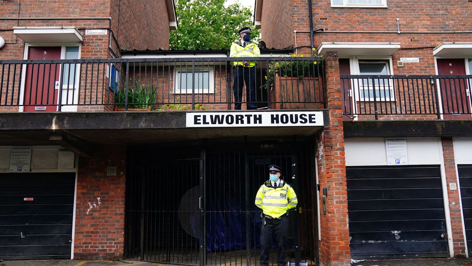 Polizisten stehen in London am Tatort, wo ein 16-jähriger Junge erstochen wurde.