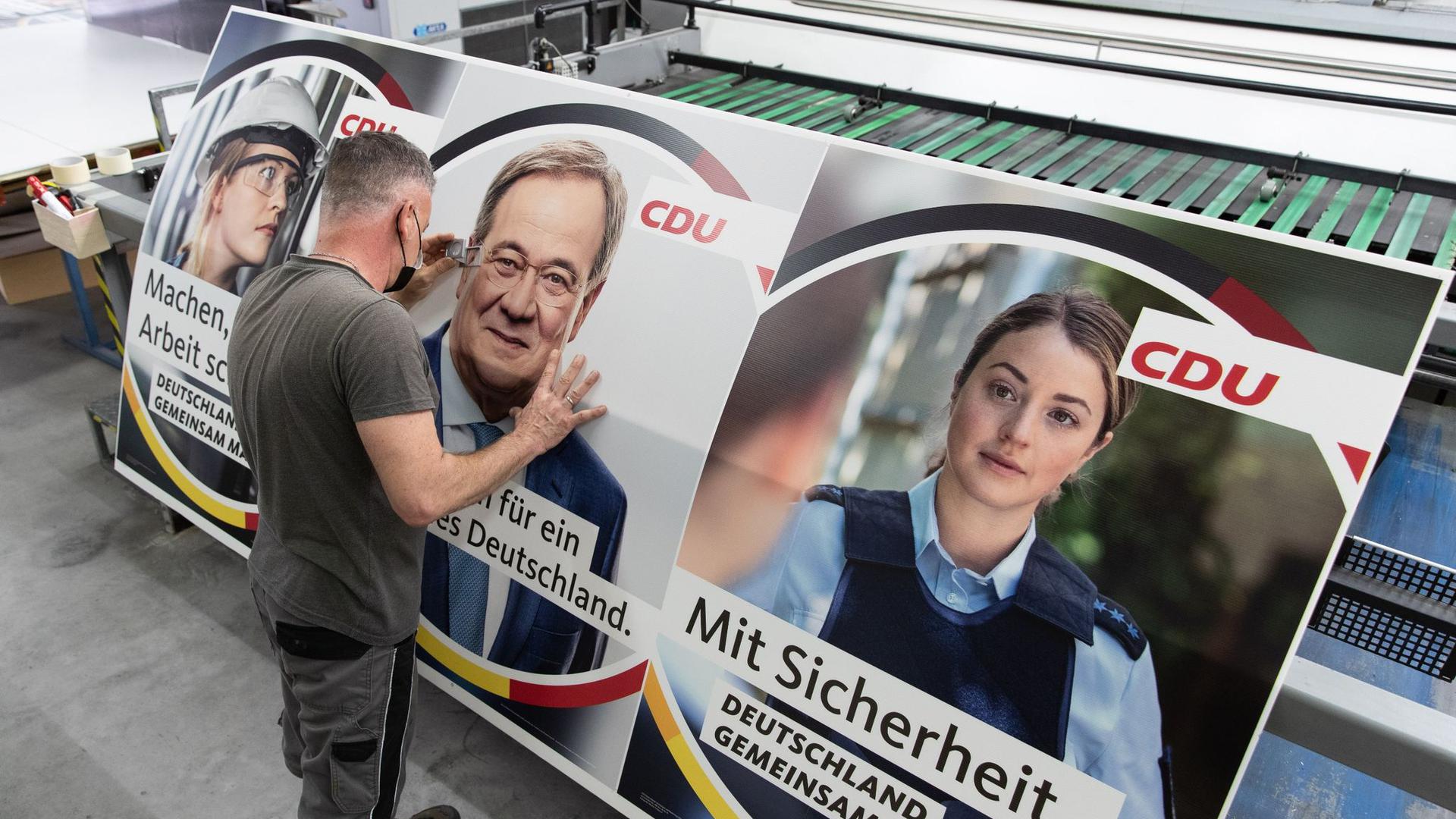 „Wir sind (...) nicht die Garnitur für Wahlprogramme“: Die Gewerkschaft der Polizei wehrt sich gegen Wahlplakate der CDU, die eine als Polizistin verkleidete Frau zeigen.