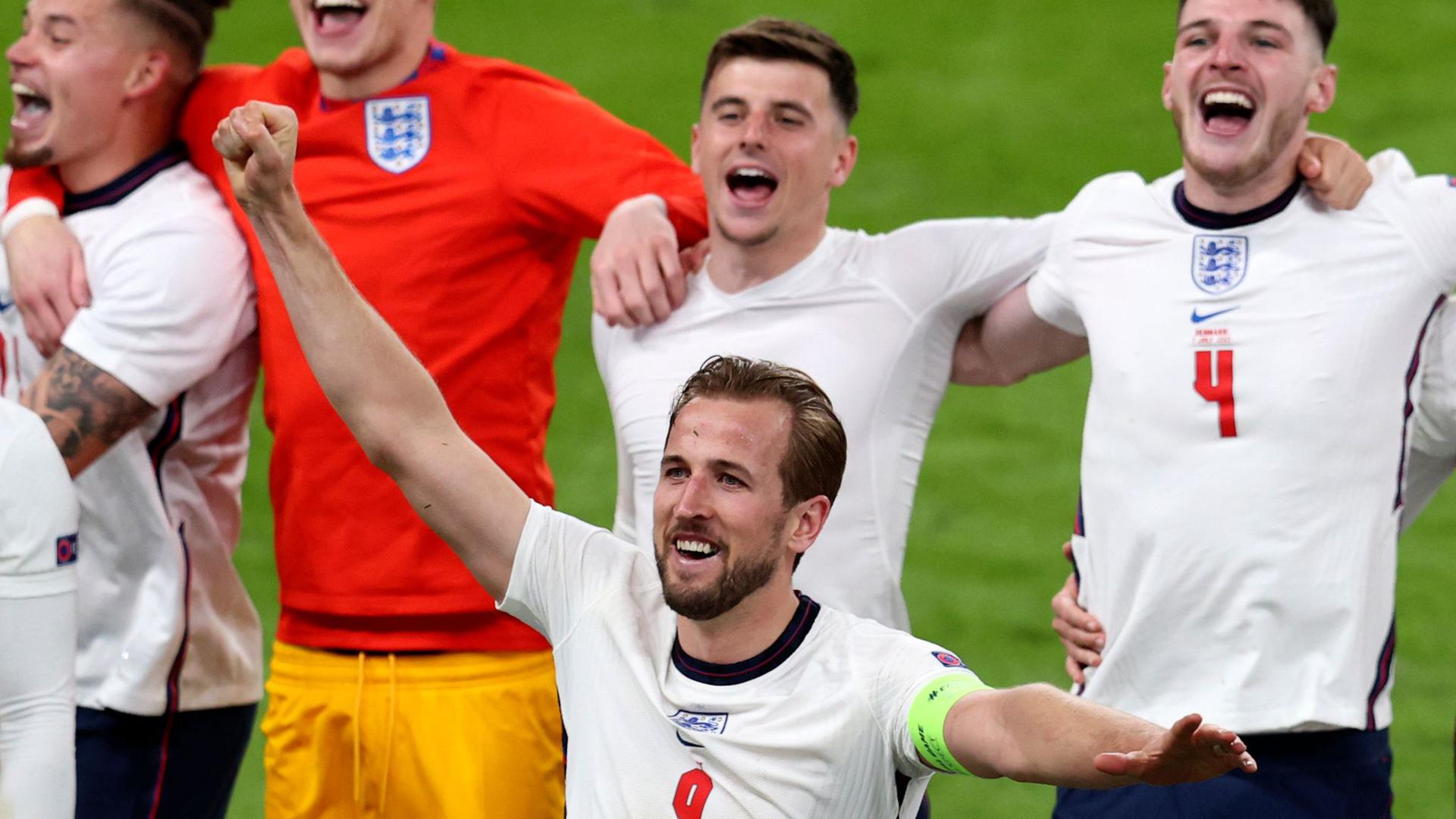 Englands Harry Kane (M) und seine Teamkollegen feiern nach dem Sieg.