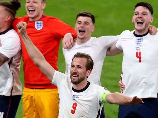 Englands Harry Kane (M) und seine Teamkollegen feiern nach dem Sieg.