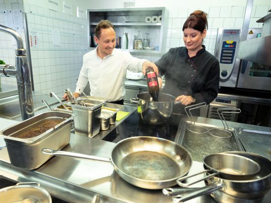Köche bereiten in der Küche eines Restaurants eine Soße zu. Firmen und potenzielle Azubis finden kurz vor dem neuen Ausbildungsjahr nur schwer zusammen.