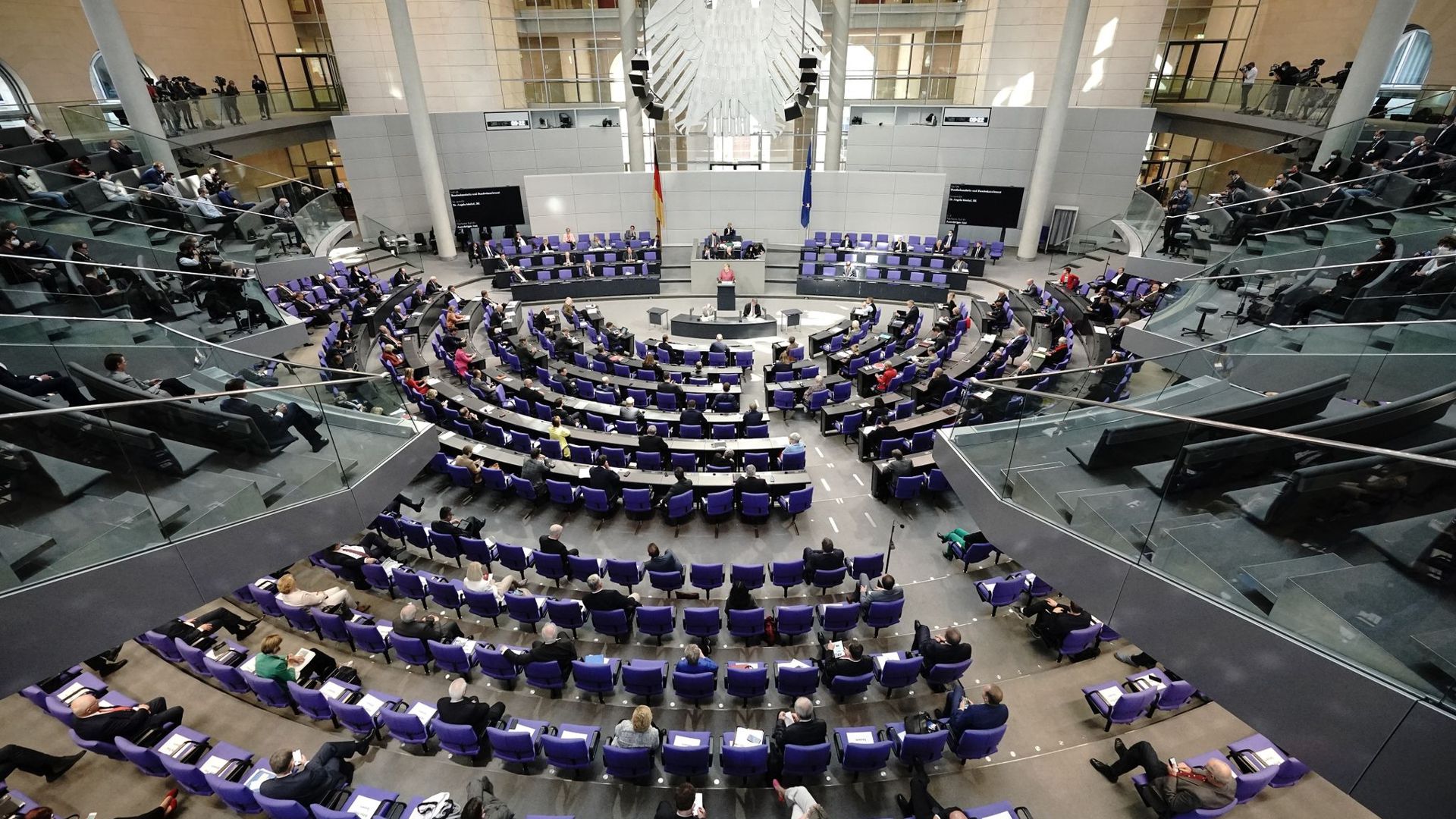 Die Abgeordneten sitzen während einer Generaldebatte zum Bundeshaushalt im Bundestag.