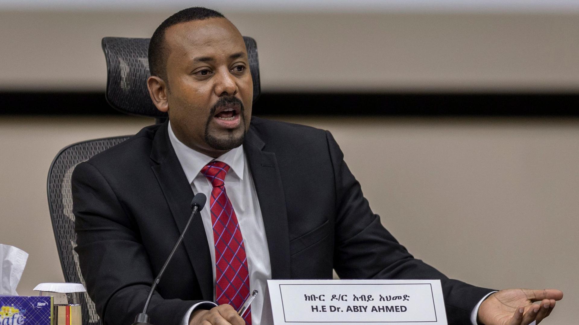 Abiy Ahmed, Premierminister von Äthiopien, reagiert auf Fragen von Parlamentsmitgliedern im Büro des Premierministers.