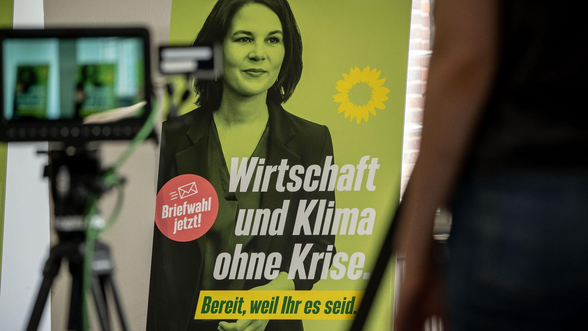 Ein Wahlplakat der Grünen zeigt Kanzlerkandidatin Annalena Baerbock und den Slogan „Wirtschaft und Klima ohne Krise“.