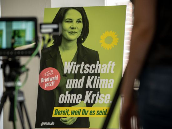 Ein Wahlplakat der Grünen zeigt Kanzlerkandidatin Annalena Baerbock und den Slogan „Wirtschaft und Klima ohne Krise“.