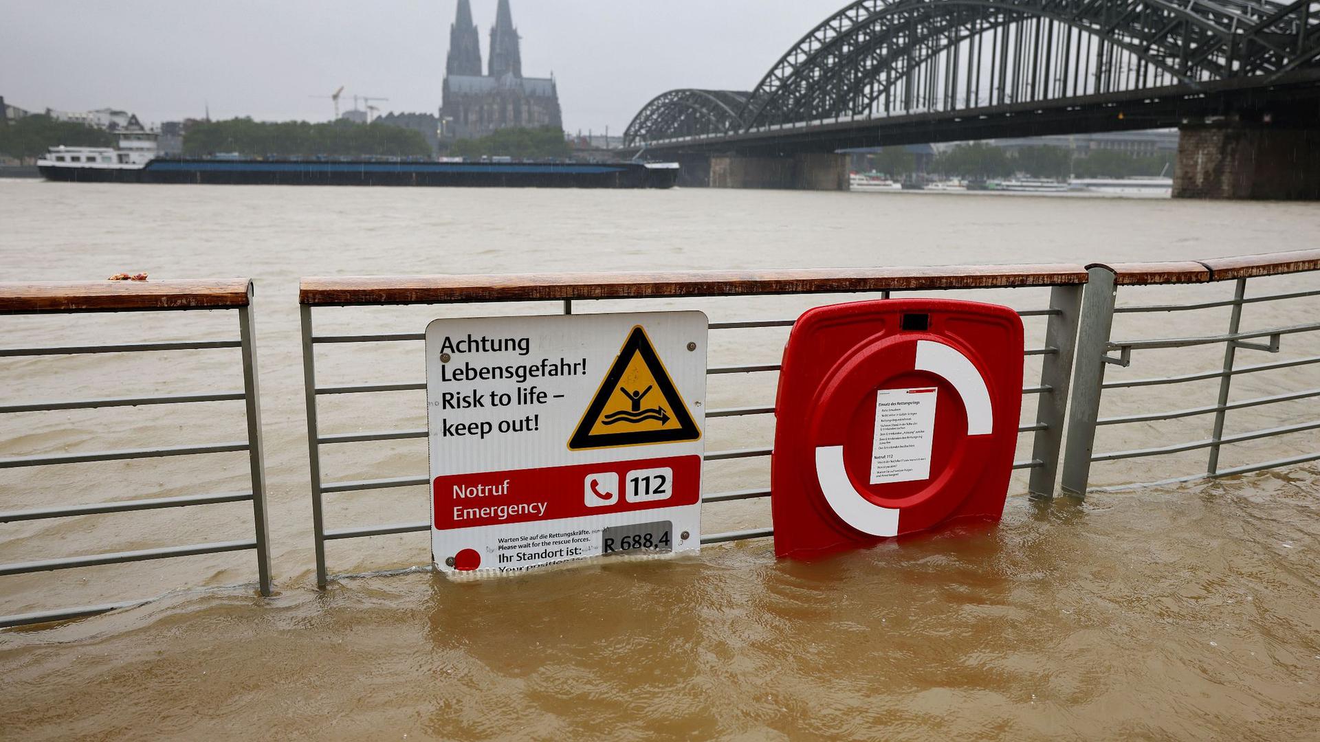 Land unter in NRW: Der Rhein überflutet die Promenade in Köln.