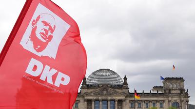 Rote Fahne der DKP vor dem Reichstag in Berlin. Die DKP wurde nicht zur Bundestagswahl am 26. September zugelassen.